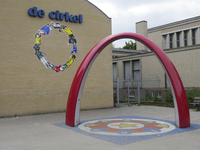 906323 Afbeelding van een kunstwerk op het schoolplein van de openbare basisschool de Cirkel (Prinses Margrietstraat ...